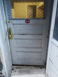 Drzwi do apartamentu Airbnb