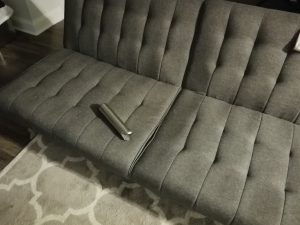 Sofa bez jednej nogi